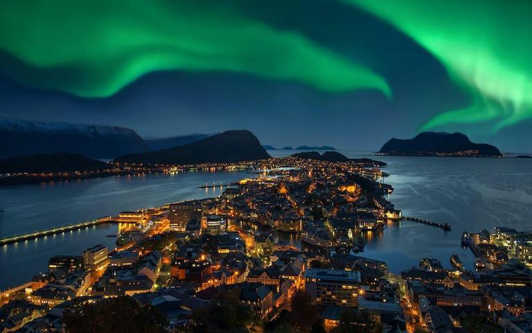 Charming Apartment In Alesund Center With Free Parking Exterior photo